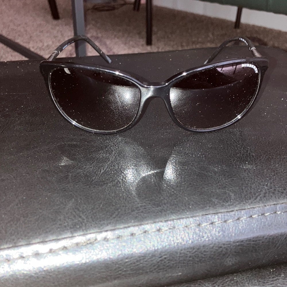 BURBERRY Cat Eye Shades